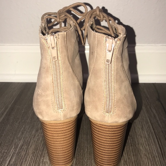 Tan lace-up shoes - Picture 3 of 3
